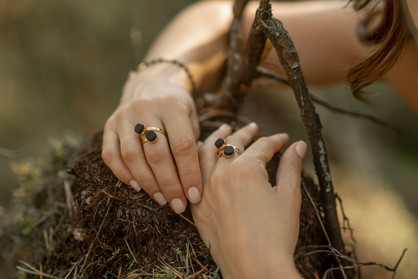 Rankų darbo dvigubas auksu dengtas sidabrinis juodojo Baltijos gintaro žiedas
